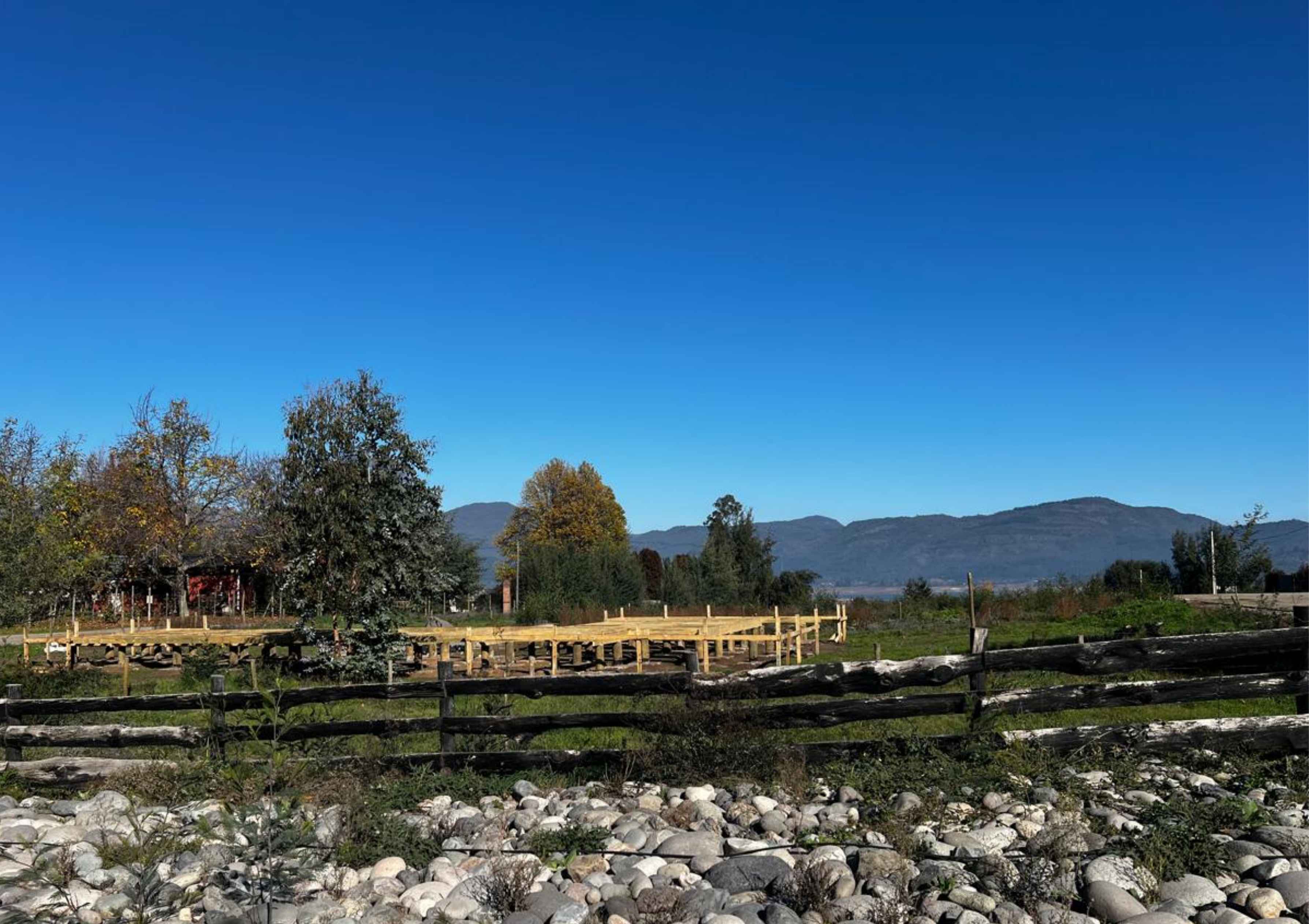 Acceso de casa contemporánea en Lago Colbún